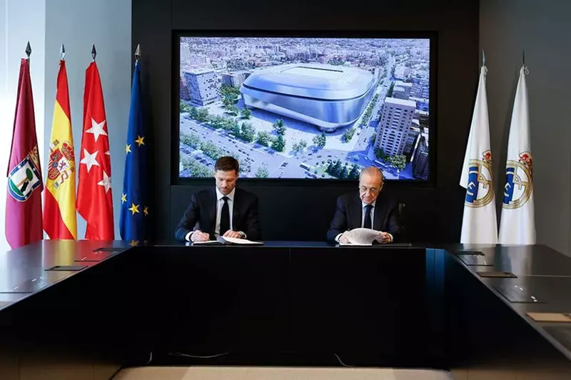 توقيع الاتفاقيات وتقديم هدية تذكارية.. ريال مدريد يعرّف عن تشابي ألونسو (صور) توقيع الاتفاقيات وتقديم هدية تذكارية.. ريال مدريد يعرّف عن تشابي ألونسو (صور)