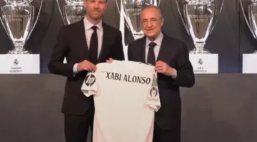 توقيع الاتفاقيات وهدية تذكارية.. ريال مدريد يرحب بتشابي ألونسو