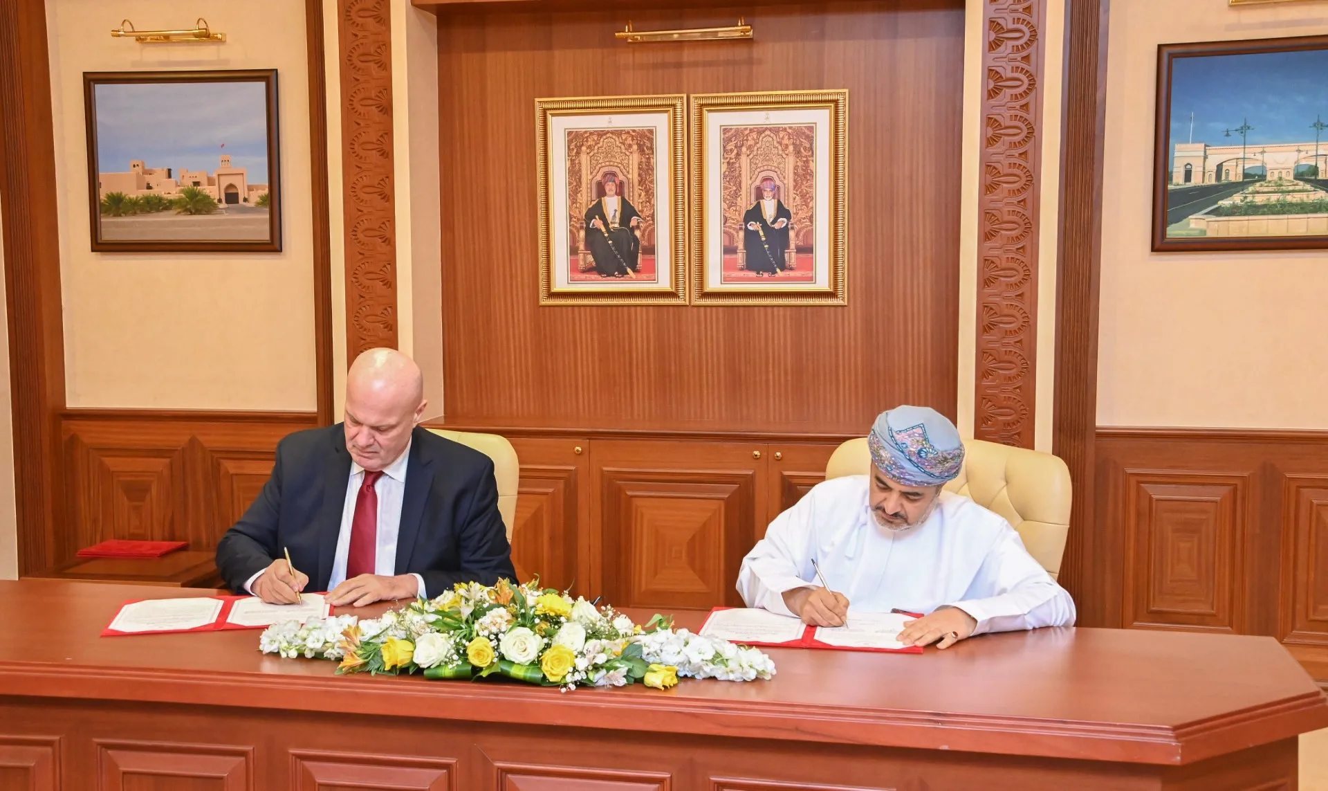 توقيع ثلاث اتفاقيات لتنفيذ الأجزاء الثلاثة (الثالث والرابع والخامس) من مشروع ازدواجية طريق السلطان سعيد بن تيمور