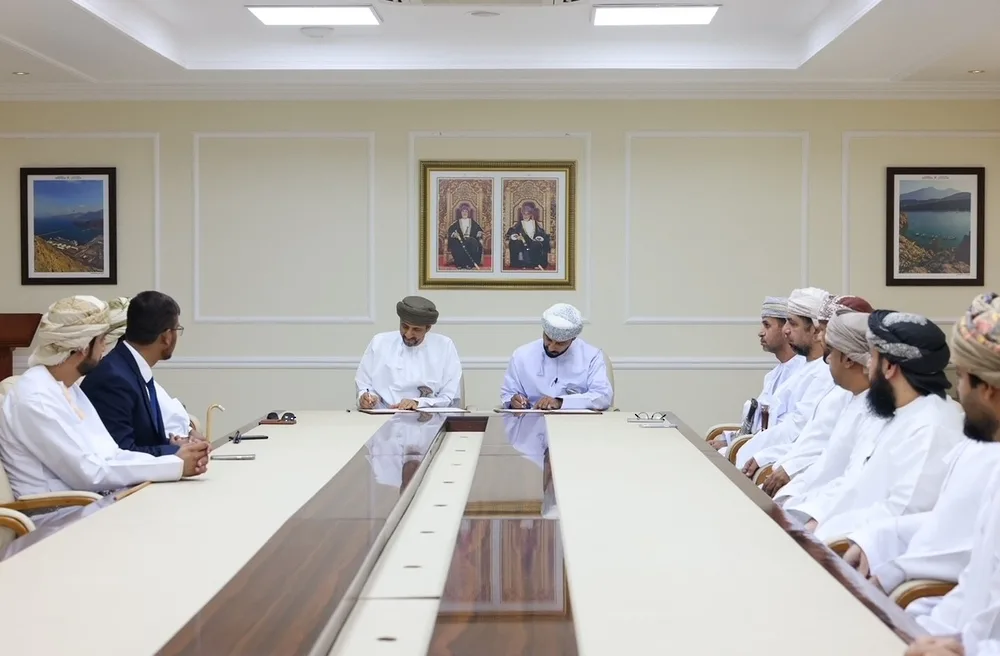 توقيع عقود لتعزيز تطوير القرى الساحلية في محافظة مسندم توقيع عقود لتعزيز تطوير القرى الساحلية في محافظة مسندم