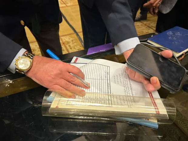 توقيع ممثل النادي الأهلي على قرار إلغاء الهبوط في الموسم الحالي «صور» توقيع ممثل النادي الأهلي على قرار إلغاء الهبوط في الموسم الحالي «صور»