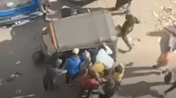 «توك توك» يسلم مخدرات أمام مدرسة في فيصل (فيديو)