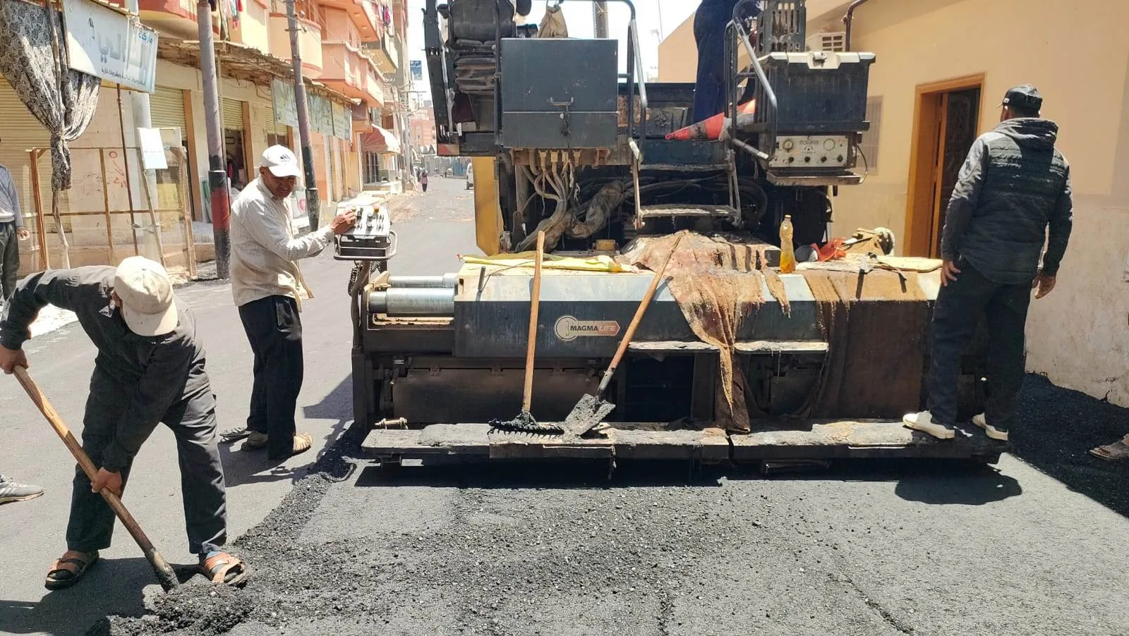 تيسيرًا للحركة المرورية ولخدمة المواطنين.. رصف شارع ترعة الرشيدية بالمحمودية.. صور