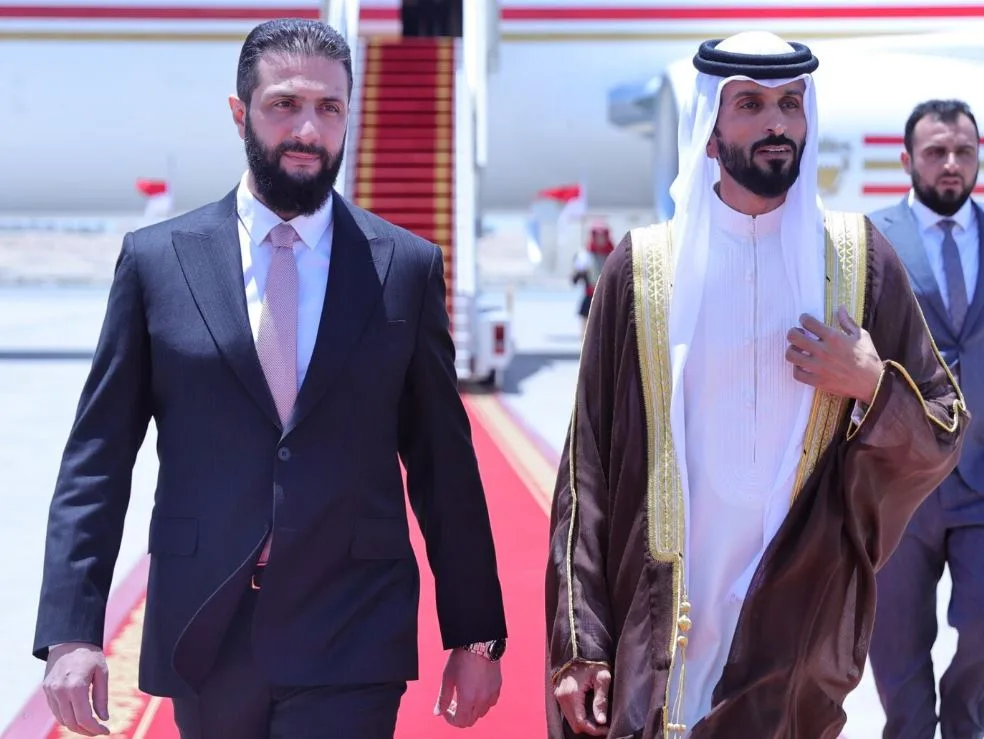 ملك البحرين يستقبل الشرع في أول زيارة رسمية له إلى المملكة