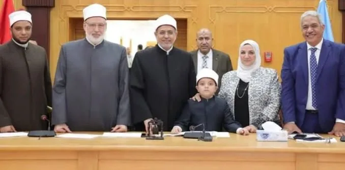جامعة الأزهر تكرم الطالب أنس مصطفى ربيع لإبداعه في حفظ القرآن الكريم والمتون