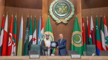 جامعة الدول العربية تكرم الشيخ محمد بن حمد الشرقي ولي عهد الفجيرة (فيديو)