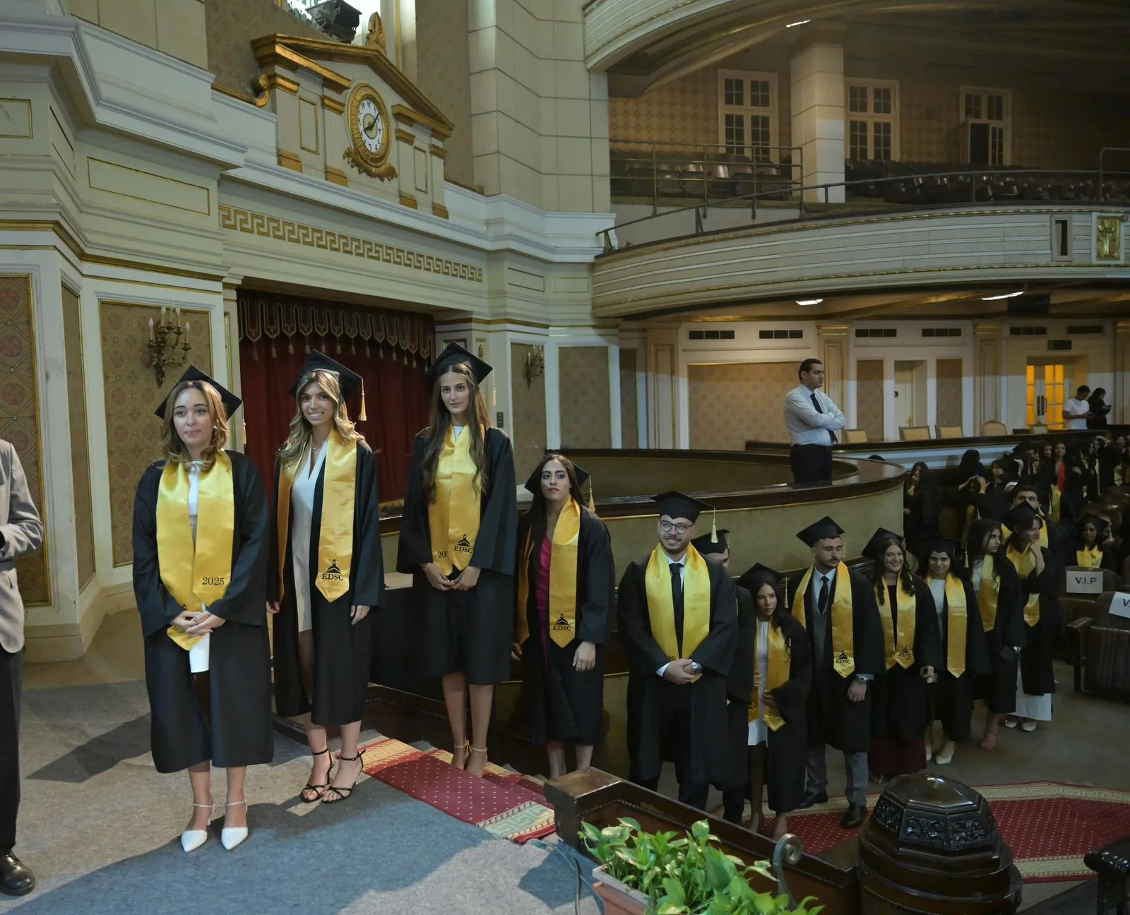 جامعة القاهرة تُكرم دفعة جديدة من كلية الحقوق في السوربون. جامعة القاهرة تُكرم دفعة جديدة من كلية الحقوق في السوربون.