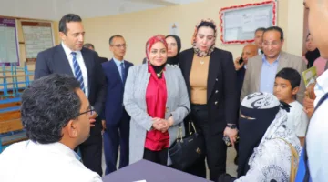 جامعة دمنهور تنظم أكبر قافلة طبية وتنموية في قرية دمسنا بأبو حمص بمشاركة 17 طبيبًا من عين شمس