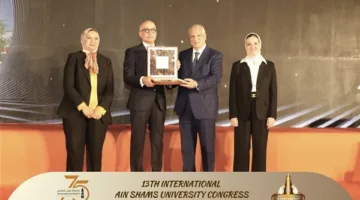 جامعة عين شمس تختتم مؤتمرها العلمي الثالث عشر بتقديم التكريم للرؤساء السابقين والعلماء البارزين فيها.