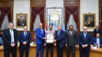 «جبران» ومحافظ القاهرة يكرمان موظفاً بوزارة العمل الذي رفض رشوة بقيمة مليوني جنيه