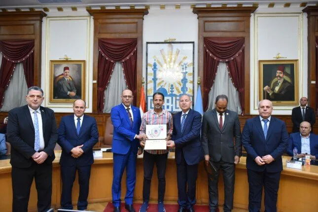 «جبران» ومحافظ القاهرة يكرمان موظفاً بوزارة العمل الذي رفض رشوة بقيمة مليوني جنيه «جبران» ومحافظ القاهرة يكرمان موظفاً بوزارة العمل الذي رفض رشوة بقيمة مليوني جنيه