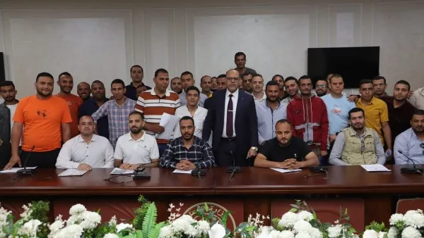 جبران يُسلم عقود عمل للمتقدمين على وظائف بالإمارات