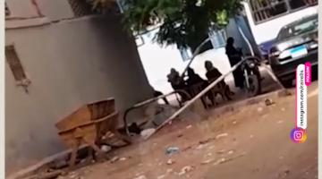 جثمان حفيد نوال الدجوي يصل إلى مسجد العائلة استعدادًا لمراسم دفنه.