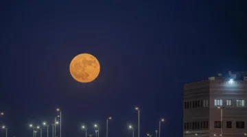 “جدة الفلكية”: القمر في مرحلة الربع الأخير يضيء السماء اليوم