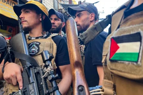 جدل “السلاح الفلسطيني بالمخيمات” يعود إلى الواجهة في لبنان.. خلافات وضغوطات وحلول صعبة التطبيق جدل “السلاح الفلسطيني بالمخيمات” يعود إلى الواجهة في لبنان.. خلافات وضغوطات وحلول صعبة التطبيق