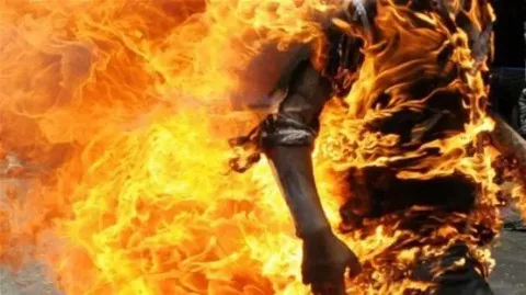 جريمة بشعة: هندي يشعل النار في زوجته بعد طلبها خفض مستوى الموسيقى جريمة بشعة: هندي يشعل النار في زوجته بعد طلبها خفض مستوى الموسيقى