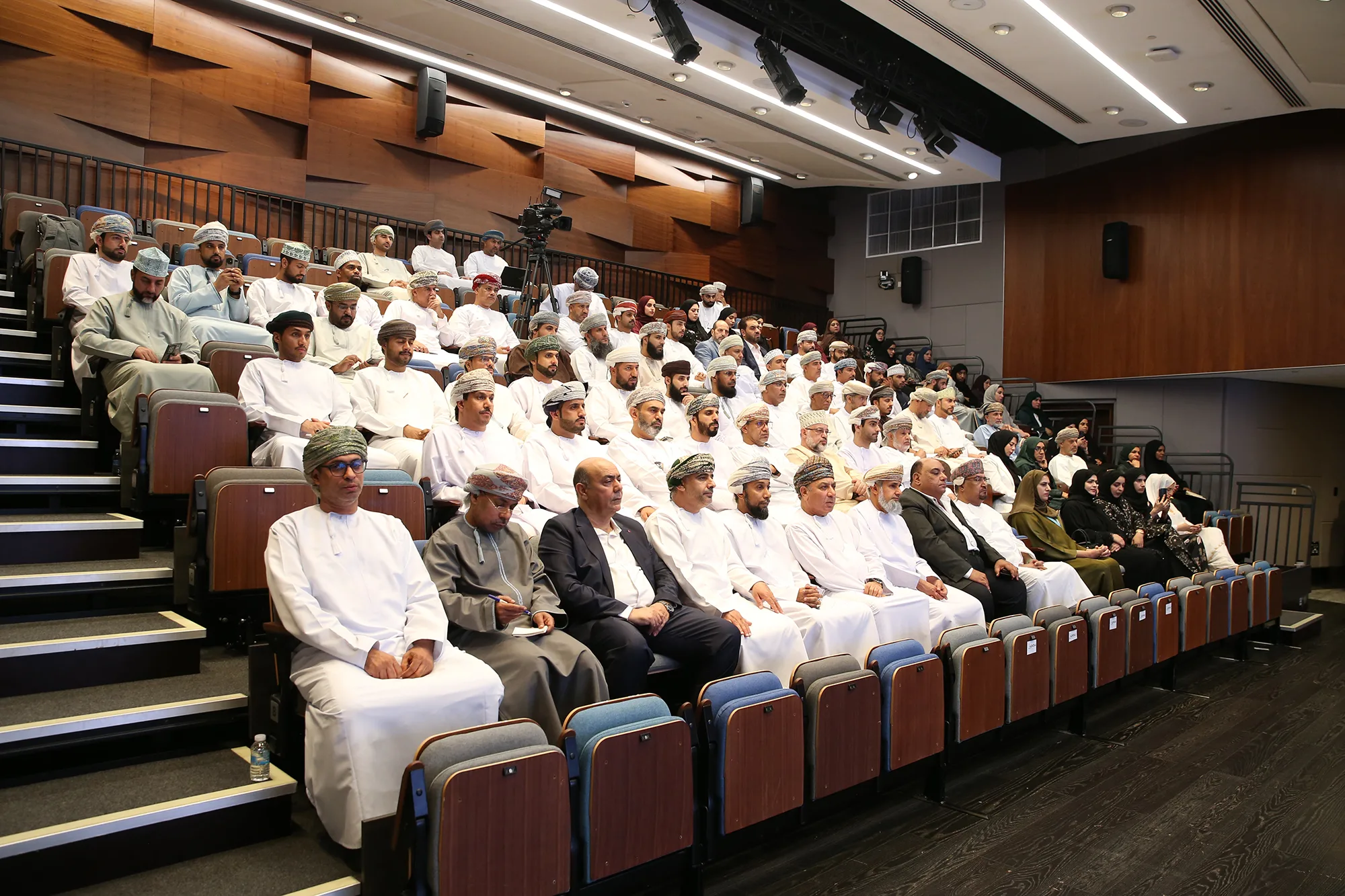 جلسة حوارية تناقش تأثير السياسات الجمركية العالمية على الاقتصاد المحلي جلسة حوارية تناقش تأثير السياسات الجمركية العالمية على الاقتصاد المحلي