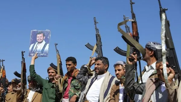 جماعة الحوثي تقصف إسرائيل وتهدد أمريكا