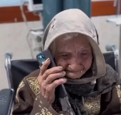 جندي إسرائيلي يعتدي على مسنة فلسطينية بعد رفضها مغادرة منزلها في رفح (فيديو)