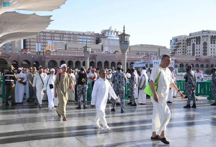 جهود تنظيمية وإرشادية لتسهيل دخول المصلين إلى “الروضة الشريفة” في المسجد النبوي جهود تنظيمية وإرشادية لتسهيل دخول المصلين إلى “الروضة الشريفة” في المسجد النبوي