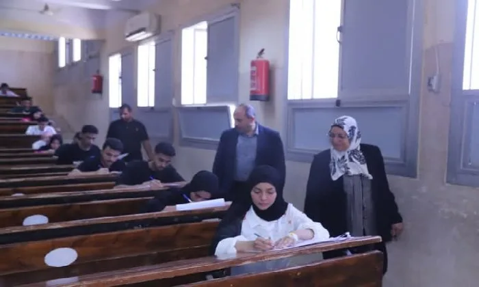 جولات تفقدية لمتابعة انتظام الامتحانات بجامعة جنوب الوادي جولات تفقدية لمتابعة انتظام الامتحانات بجامعة جنوب الوادي