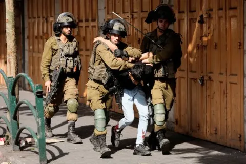 جيش الاحتلال الإسرائيلي يقتل شابًا فلسطينيًا برصاصه أثناء اقتحامه مدينة أريحا.. وارتفاع عدد شهداء الضفة إلى 970 منذ بداية حرب غزة جيش الاحتلال الإسرائيلي يقتل شابًا فلسطينيًا برصاصه أثناء اقتحامه مدينة أريحا.. وارتفاع عدد شهداء الضفة إلى 970 منذ بداية حرب غزة