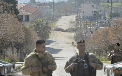 جيش لبنان يعلن تسلمه من “حماس” فلسطينيا مشتبها بإطلاق صواريخ على إسرائيل والسلطات تباشر التحقيق معه