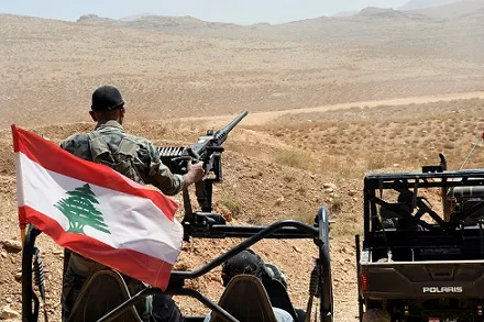 جيش لبنان يعلن تسلمه من “حماس” مشتبها ثالثا بإطلاق صواريخ على إسرائيل
