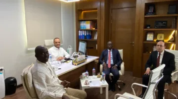حاتم رسلان يستقبل سفير السنغال خلال جولته في مصنع يونايتد براذرز للهندسة الصناعية