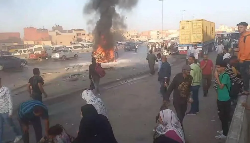 حادث مروع يؤدي إلى اشتعال سيارة على الطريق الدائري (صور) حادث مروع يؤدي إلى اشتعال سيارة على الطريق الدائري (صور)
