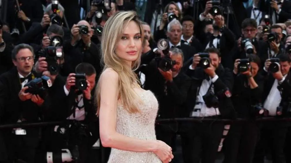 حارسا إنجلينا جولي الشخصيان يجذبان الأنظار في مهرجان كان 2025