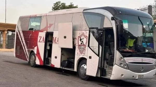 حافلة الزمالك تصل لإستاد القاهرة استعدادا لمواجهة البنك الأهلى
