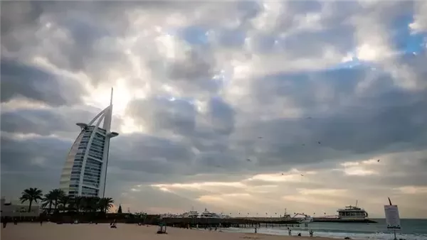 حالة الطقس في الإمارات اليوم تتضمن ظهور سحب ركامية وغيوم جزئية.