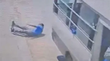 حالة صادمة في طرابلس.. طالب يتعرض للسقوط من حافلة المدرسة (فيديو)