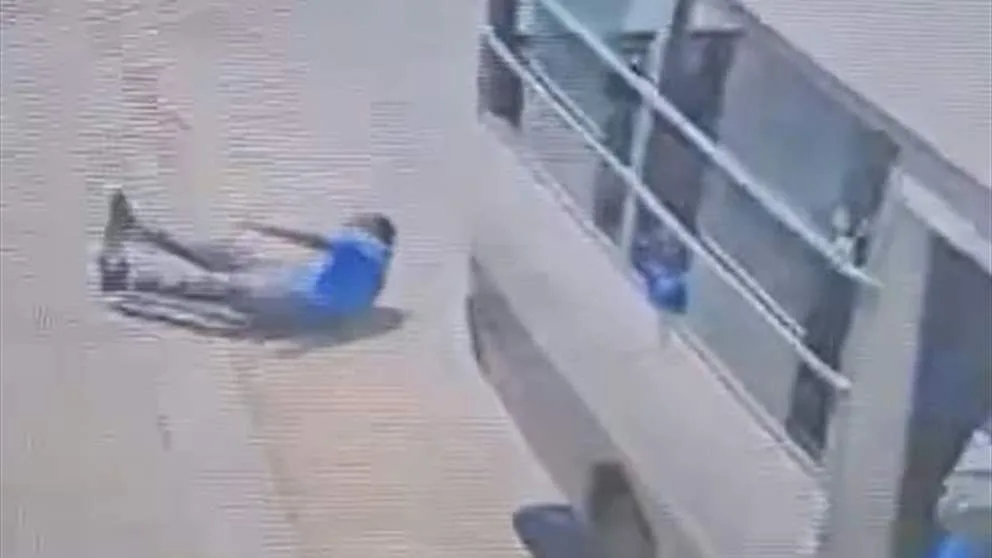 حالة صادمة في طرابلس.. طالب يتعرض للسقوط من حافلة المدرسة (فيديو) حالة صادمة في طرابلس.. طالب يتعرض للسقوط من حافلة المدرسة (فيديو)