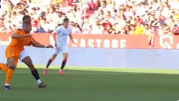 حالة طرد مثيرة للجدل.. نهاية الشوط الأول لمباراة ريال مدريد ضد أشبيلية 0-0 (فيديو) حالة طرد مثيرة للجدل.. نهاية الشوط الأول لمباراة ريال مدريد ضد أشبيلية 0-0 (فيديو)
