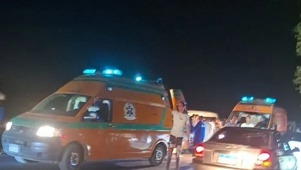 حالتهم حرجة.. 4 مصابين نتيجة تصادم سيارة بميكروباص في قنا