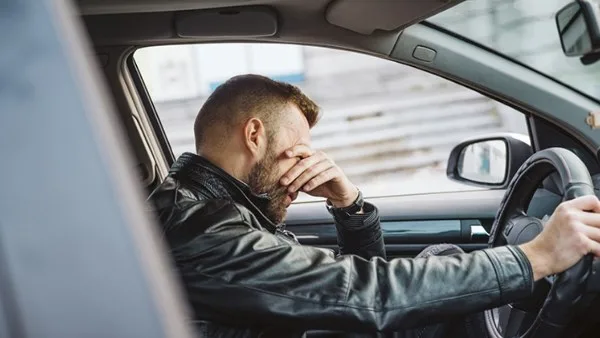 حبس 3 متهمين في واقعة الاعتداء على سائق وإكراهه على توقيع إيصالات أمانة