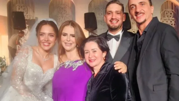 حبيبتي وبنت حبيبتي.. دنيا عبدالعزيز تهنئ رنا رئيس بحفل زفافها