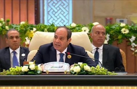 “حتى إذا تمكنت إسرائيل من إقامة علاقات طبيعية مع الدول العربية، فإن السلام الدائم لن يتحقق إلا بوجود دولة فلسطينية” … ماذا قال السيسي في قمة بغداد؟ لمن كانت رسالته؟ وما هي الملاحظات على الموقف المصري بشأن غزة؟ “حتى إذا تمكنت إسرائيل من إقامة علاقات طبيعية مع الدول العربية، فإن السلام الدائم لن يتحقق إلا بوجود دولة فلسطينية” … ماذا قال السيسي في قمة بغداد؟ لمن كانت رسالته؟ وما هي الملاحظات على الموقف المصري بشأن غزة؟