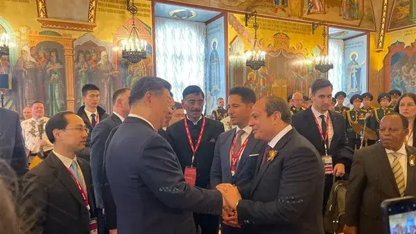 حديث ودي وترحيب كبير.. السيسي يلتقي الرئيس الصيني على هامش احتفالات عيد النصر بروسيا