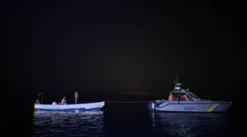 حرس الحدود في عسير ي救 مواطنًا تعطل قاربه في البحر المفتوح