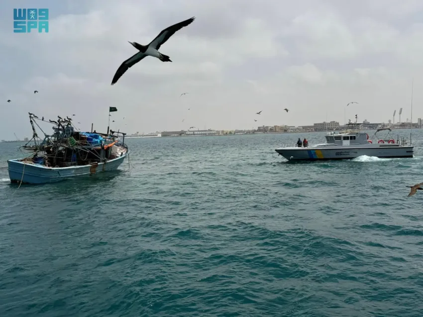 حرس الحدود في منطقة مكة ينجح في إنقاذ 10 مصريين بعد انحراف قاربهم في البحر حرس الحدود في منطقة مكة ينجح في إنقاذ 10 مصريين بعد انحراف قاربهم في البحر