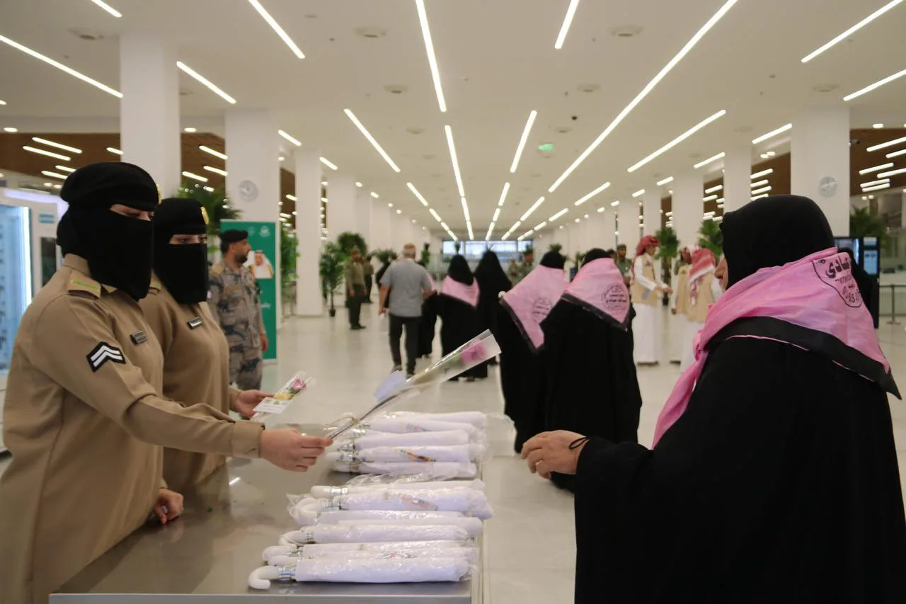 حرس الحدود يستقبل أولى رحلات الحجاج من العراق عبر منفذ جديدة عرعر حرس الحدود يستقبل أولى رحلات الحجاج من العراق عبر منفذ جديدة عرعر