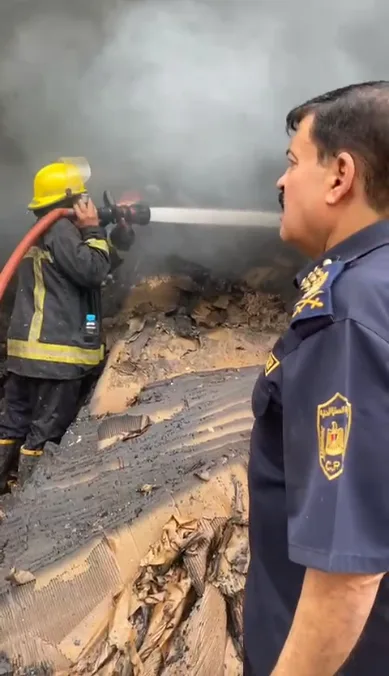 حريق في مستودع كرتون بالسلام.. والدفاع المدني يسيطر على النيران دون تسجيل إصابات | صور