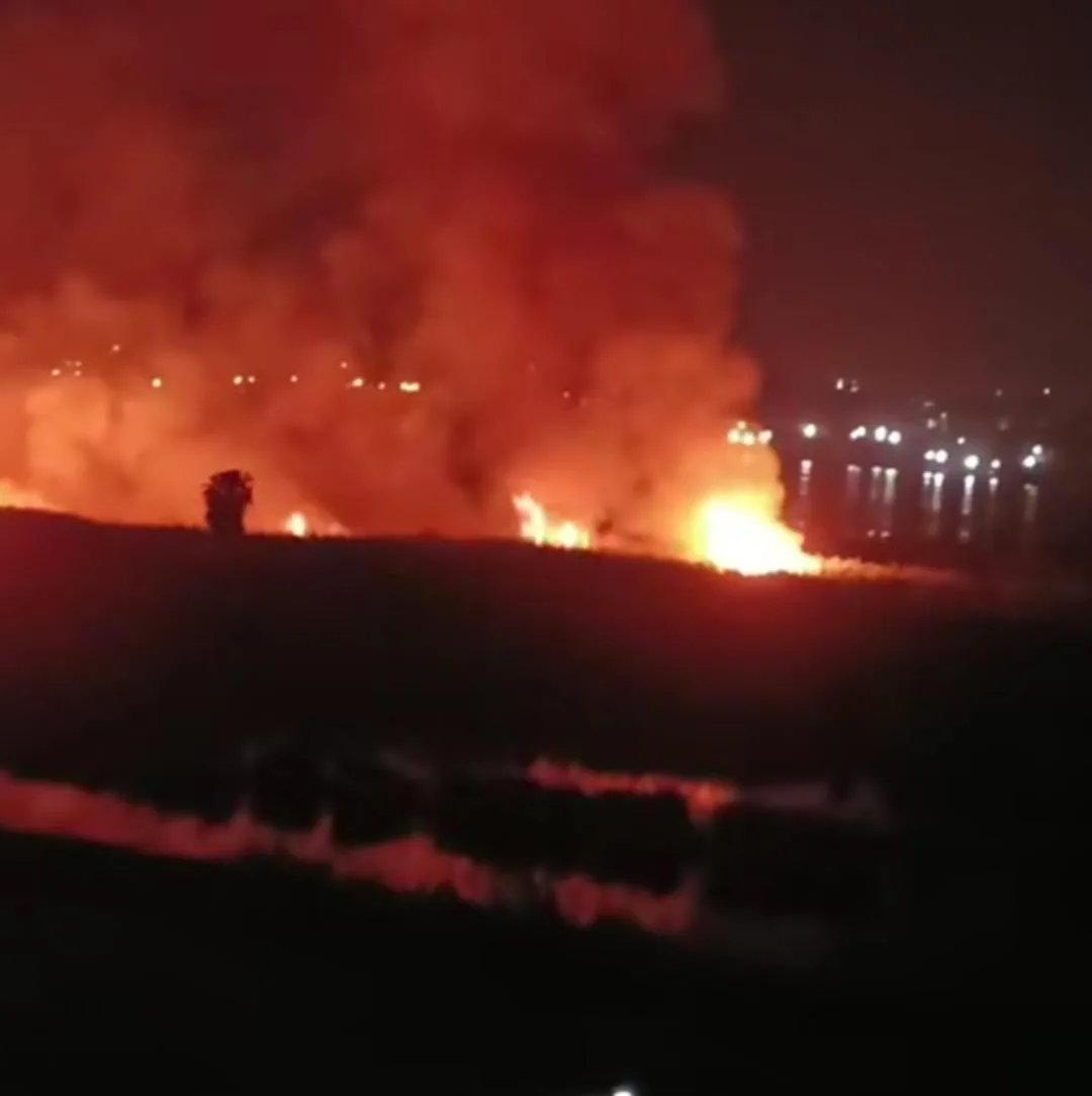 حريق كبير بالقرب من كورنيش النيل في حلوان.. وجهود أمنية مكثفة للسيطرة على النيران. حريق كبير بالقرب من كورنيش النيل في حلوان.. وجهود أمنية مكثفة للسيطرة على النيران.