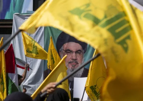 “حزب الله”: ترامب لا يفهم طبيعية الواقع اللبناني، وضغوط واشنطن وعقوباتها “غير فعّالة”، وسلاح المقاومة يهدف إلى حماية لبنان. “حزب الله”: ترامب لا يفهم طبيعية الواقع اللبناني، وضغوط واشنطن وعقوباتها “غير فعّالة”، وسلاح المقاومة يهدف إلى حماية لبنان.