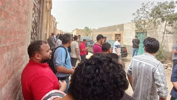حزن وانهيار أثناء وداع الدكتور أحمد الدجوي في مقابر أسرته حزن وانهيار أثناء وداع الدكتور أحمد الدجوي في مقابر أسرته