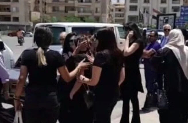 حزن ووداع… لحظات من جنازة جدّة وئام مجدي «تيته نوال» حزن ووداع… لحظات من جنازة جدّة وئام مجدي «تيته نوال»