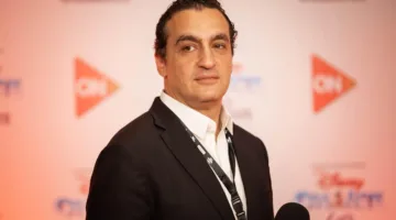 حفل افتتاح عالمي لعروض ديزني على الجليد مع حضور جماهيري كبير ومشاركة بارزة من ممثلي شركة ديزني العالمية.